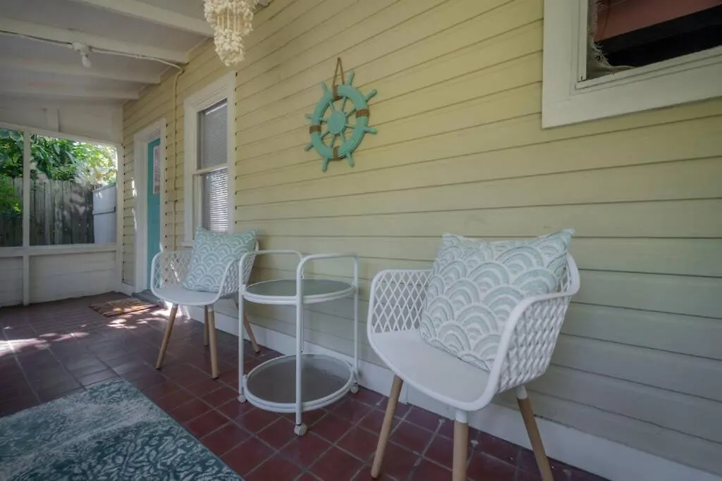 Serene Beachy Bungalow With Large Screened Porch! Tampa 0*,
