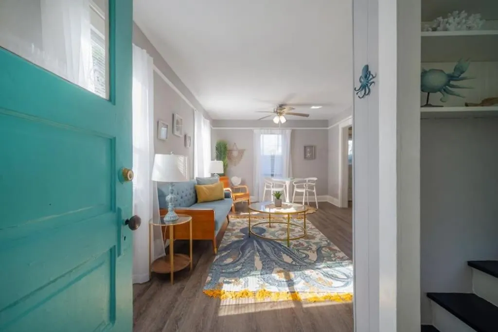 Serene Beachy Bungalow With Large Screened Porch! Tampa