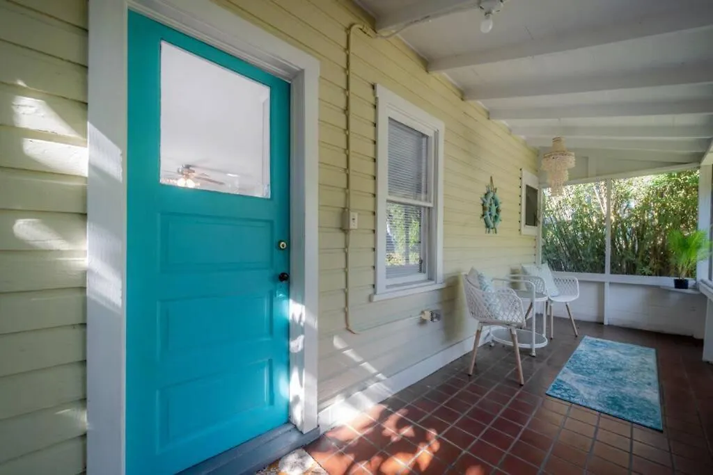 Serene Beachy Bungalow With Large Screened Porch! Tampa Holiday home