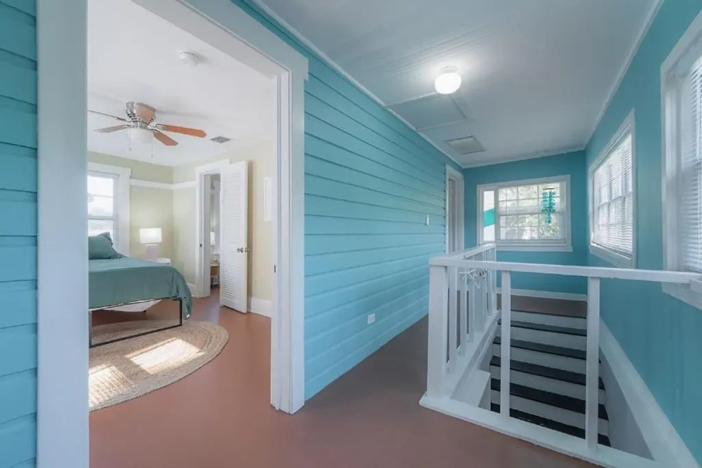 Serene Beachy Bungalow With Large Screened Porch! Tampa Holiday home