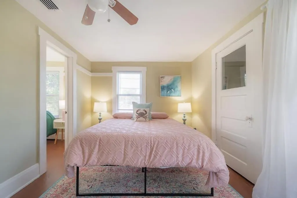 Holiday home Serene Beachy Bungalow With Large Screened Porch! Tampa