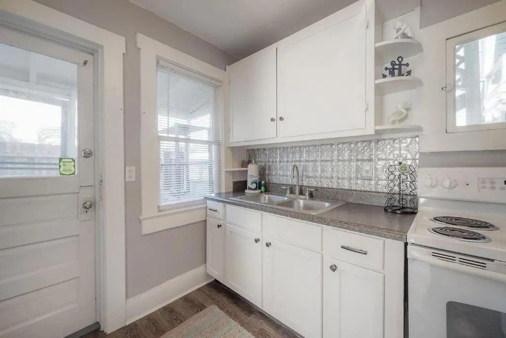 Serene Beachy Bungalow With Large Screened Porch! Tampa 0*,  United States