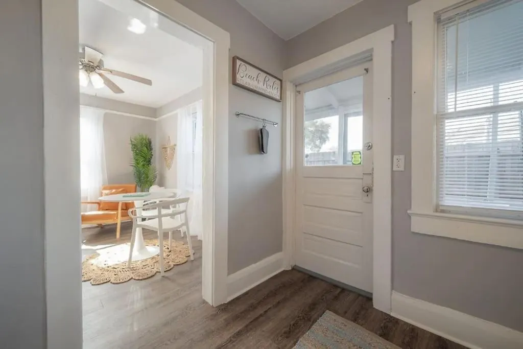 Serene Beachy Bungalow With Large Screened Porch! Tampa