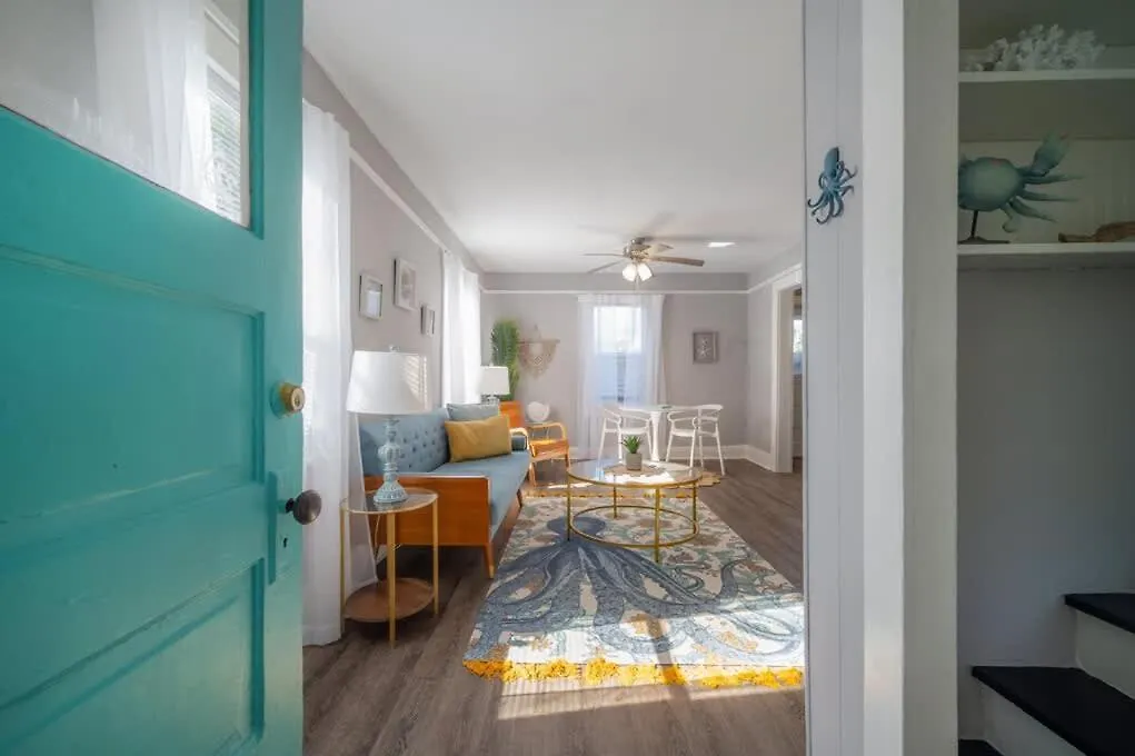 Serene Beachy Bungalow With Large Screened Porch! Tampa 0*,