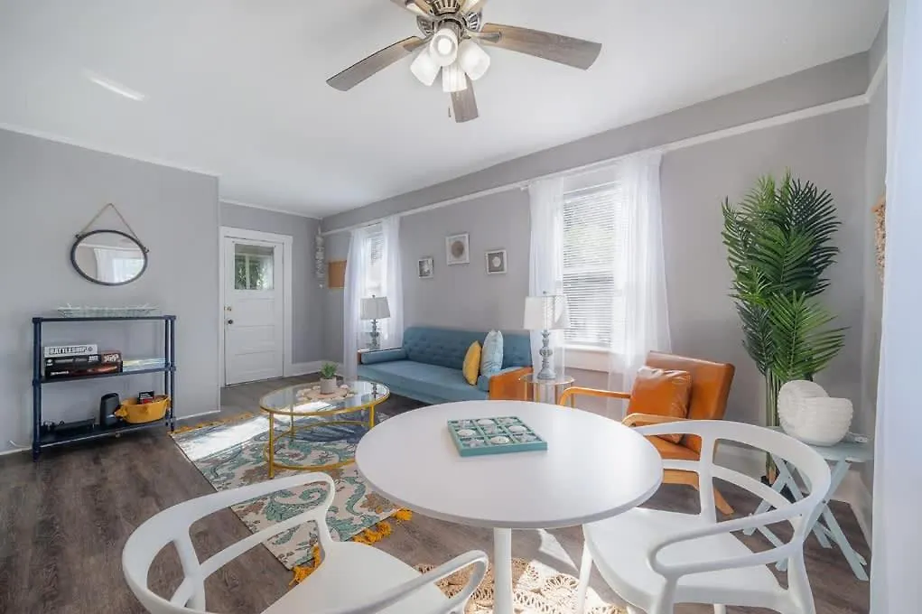 Serene Beachy Bungalow With Large Screened Porch! Tampa United States