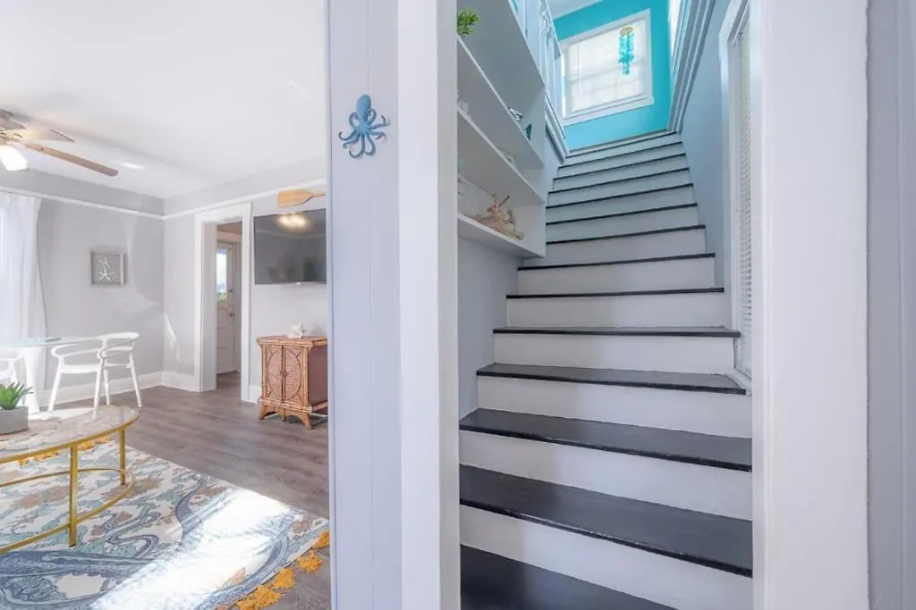 Serene Beachy Bungalow With Large Screened Porch! Tampa