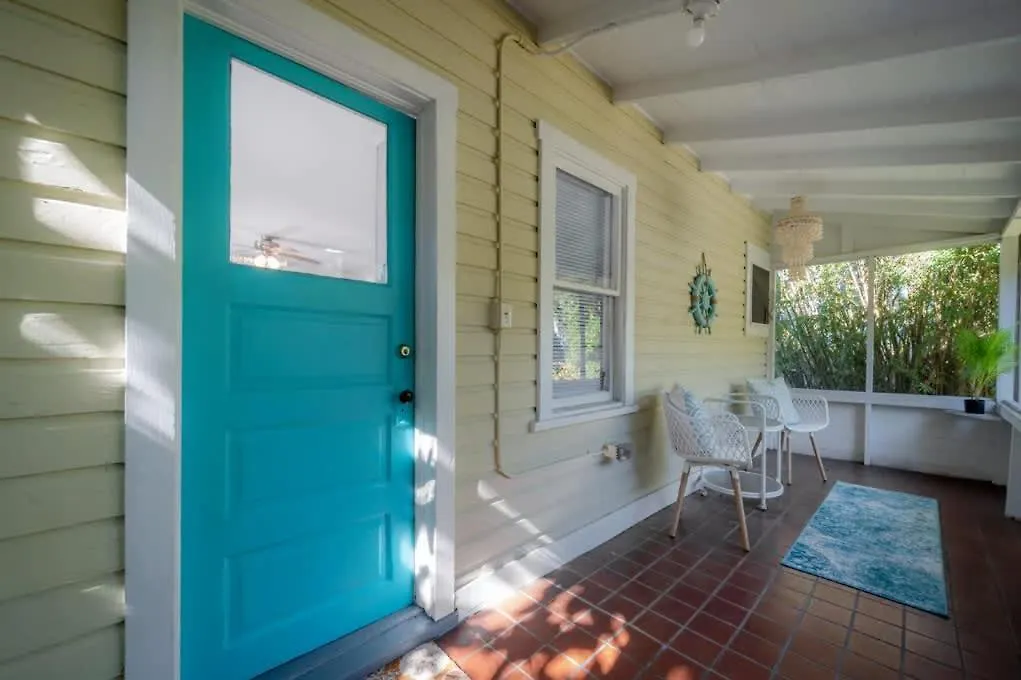 Serene Beachy Bungalow With Large Screened Porch! Tampa Holiday home