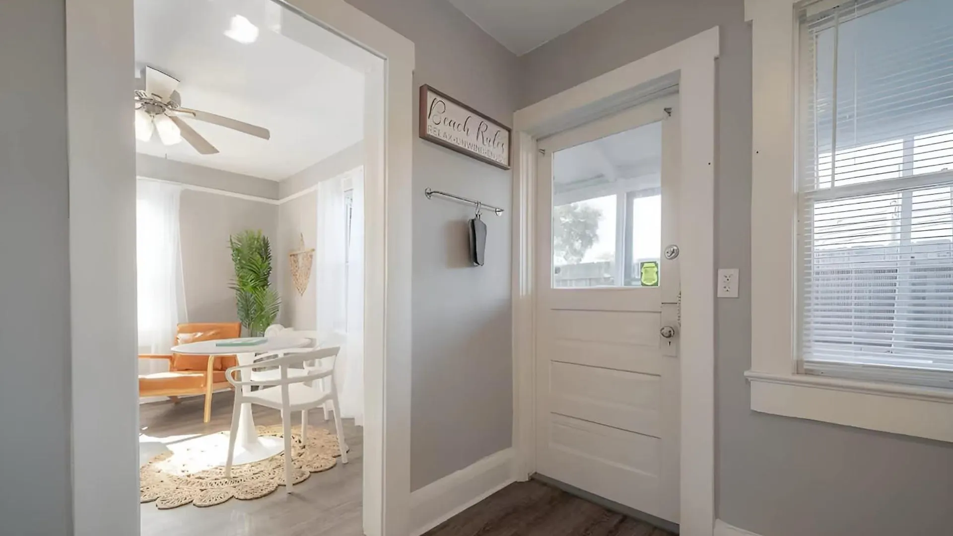 Serene Beachy Bungalow With Large Screened Porch! Tampa Holiday home