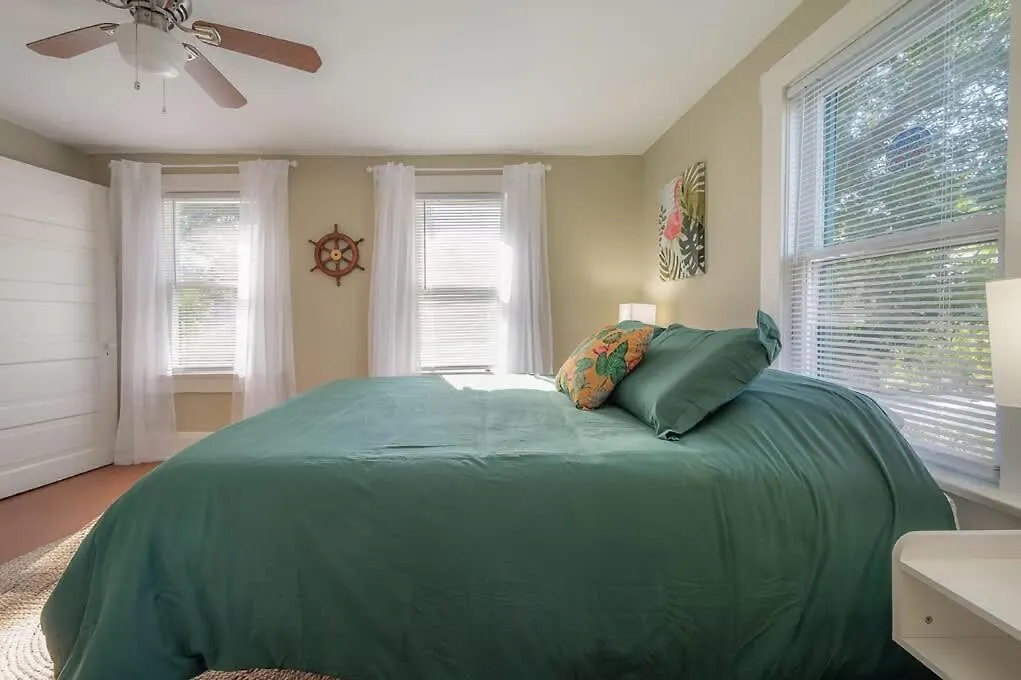 Serene Beachy Bungalow With Large Screened Porch! Tampa