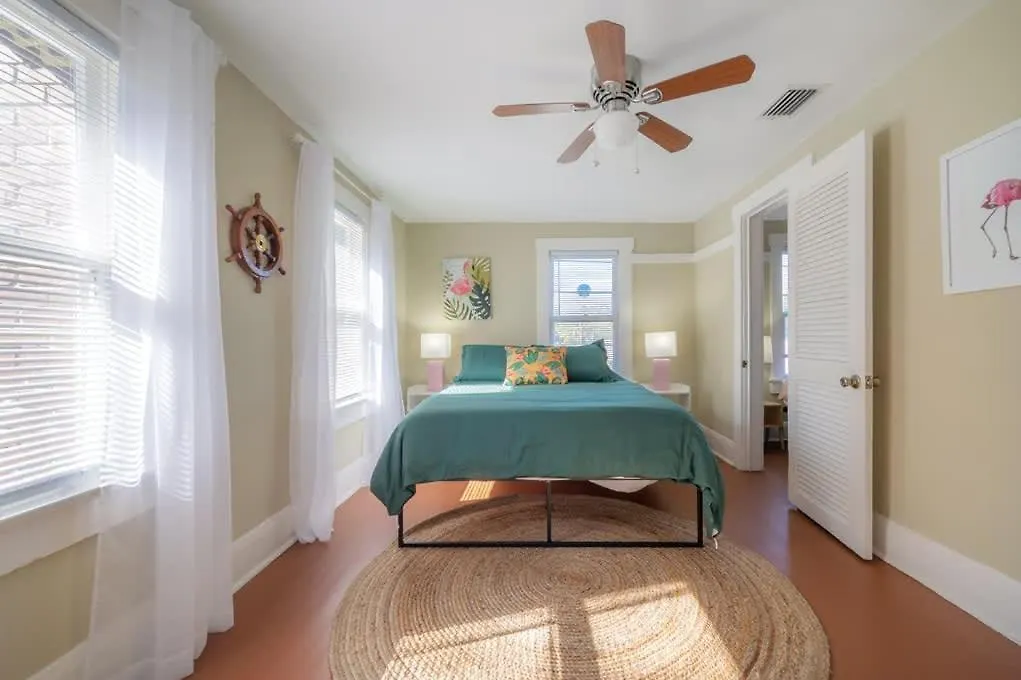 Serene Beachy Bungalow With Large Screened Porch! Tampa 0*,  United States